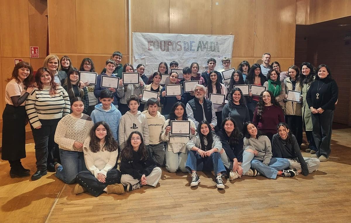 Los participantes en las jornadas formativas de convivencia, ayer, con los diplomas.