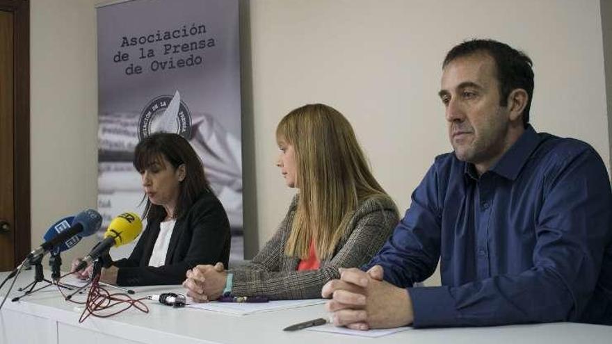 Desde la izquierda, Blanca Gutiérrez, Lucía Fraga y Ceferino Vallina, en la Casa de la Prensa, el nuevo local de los periodistas asturianos.