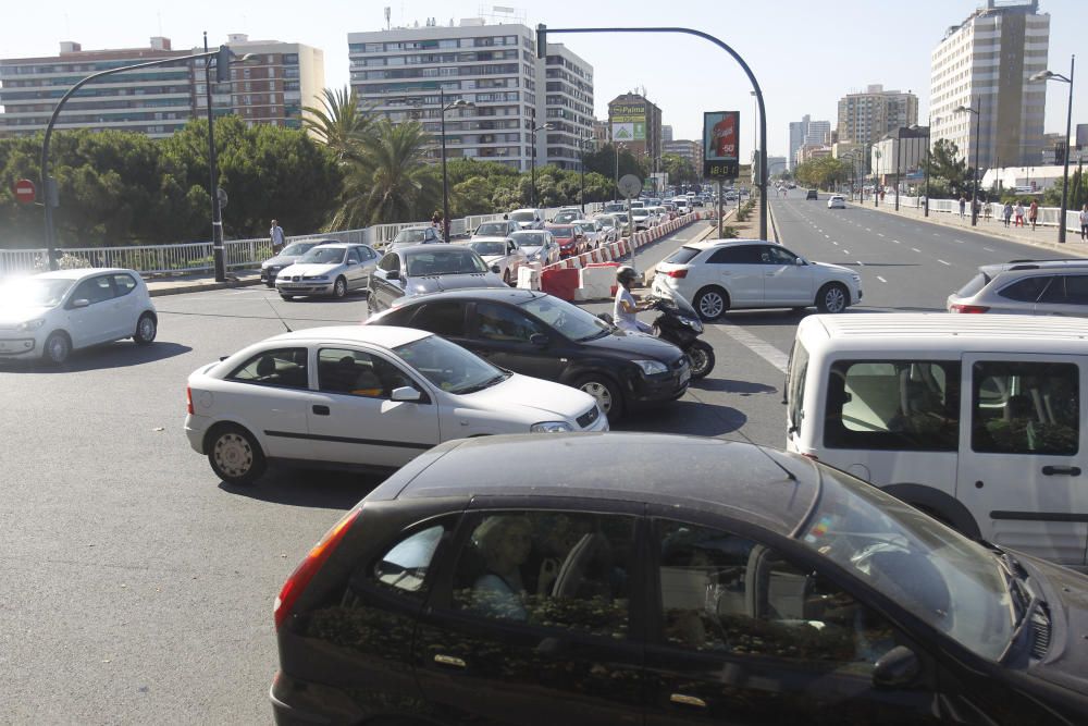 Atasco de tráfico en València por las obras en Blanquerías