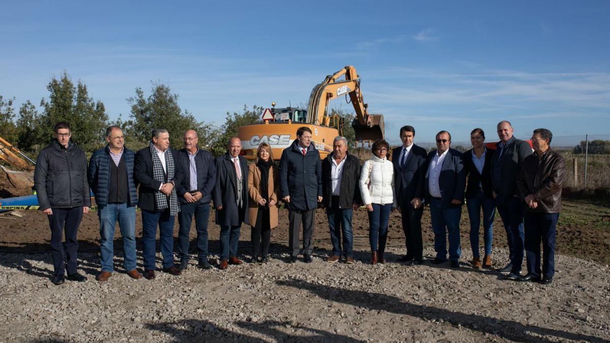 Desde la izquierda: Enrique Rodríguez (Arcenillas), José Antonio Rodríguez (concejal, La Hiniesta), Javier Faúndez (diputado de Obras), Antonio Iglesias (diputado del Pan), José María Barrios (vicepresidente), Carmen Lorenzo (Morales del Vino), Alfonso Fernández Mañueco (presidente de la Junta), Santiago Lorenzo (Villaralbo), Eva Calvo (Moraleja del Vino), Juan Carlos Suárez Quiñones (consejero de Medio Ambiente), Ángel Sánchez (diputado de Tierra del Vino), Clara San Damián (delegada territorial de la Junta) y David García y José Lorenzo (alcalde y concejal de Roales).