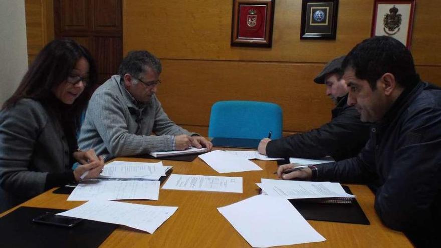 Costa, Cuiña, Da Torre y Espiño, ayer, en la junta celebrada en el consistorio silledense.