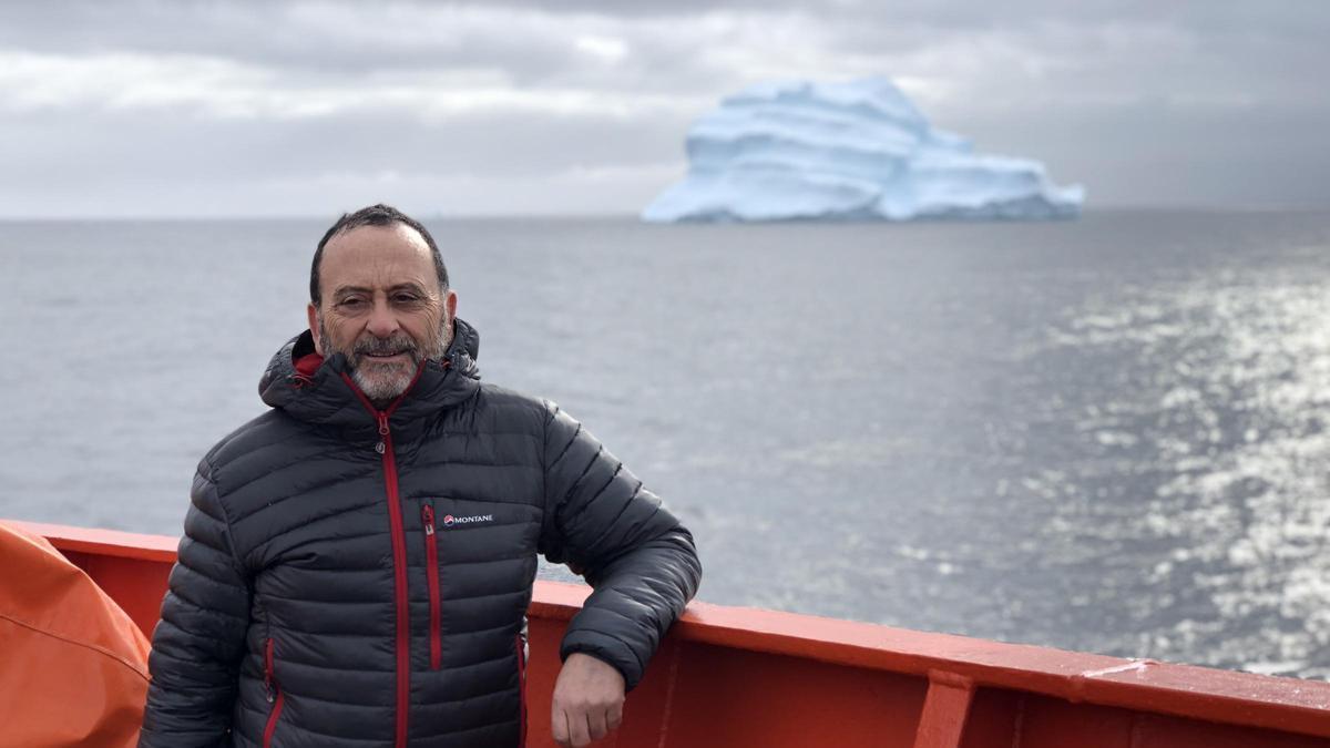 Augusto Pérez Alberti junto a un glaciar en la Antártida