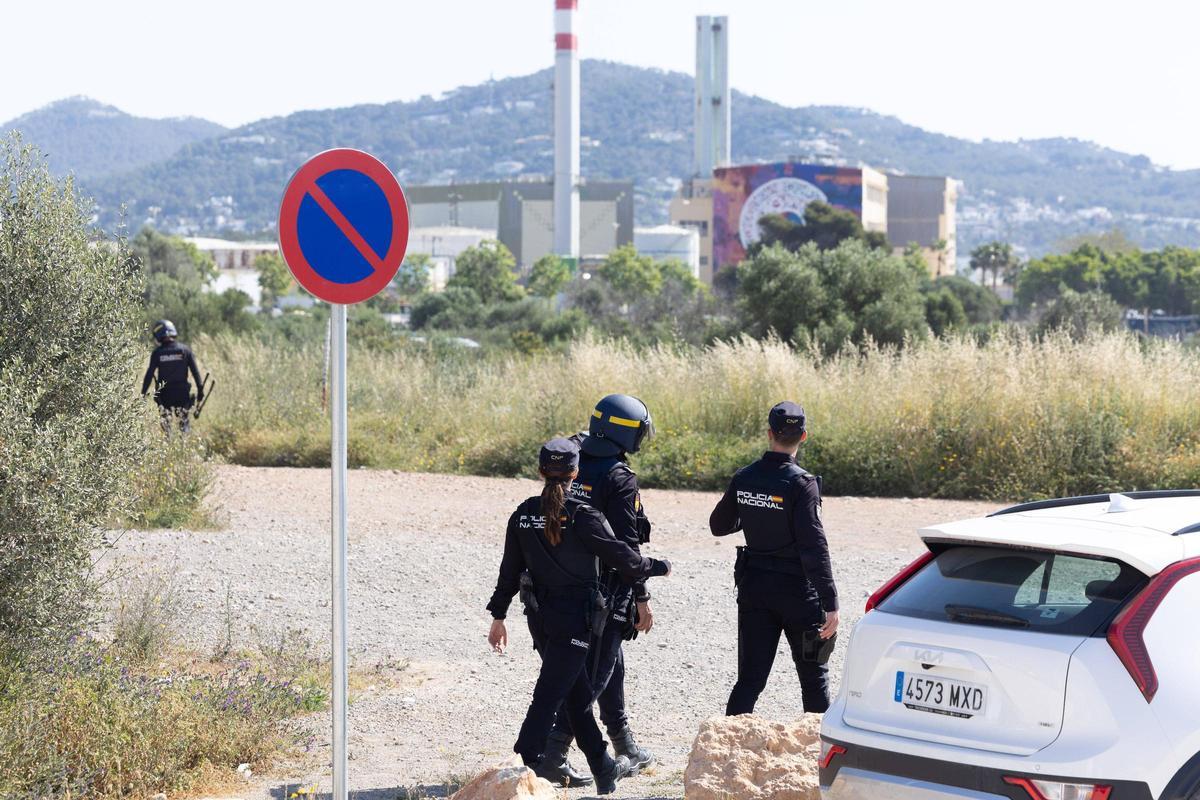 Todas las imágenes del desalojo del asentamiento más grande de Ibiza: sa Joveria