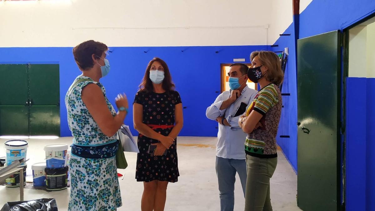 La delegada territorial de Educación, Inmaculada Troncoso, en su visita al IES Guadalquivir.