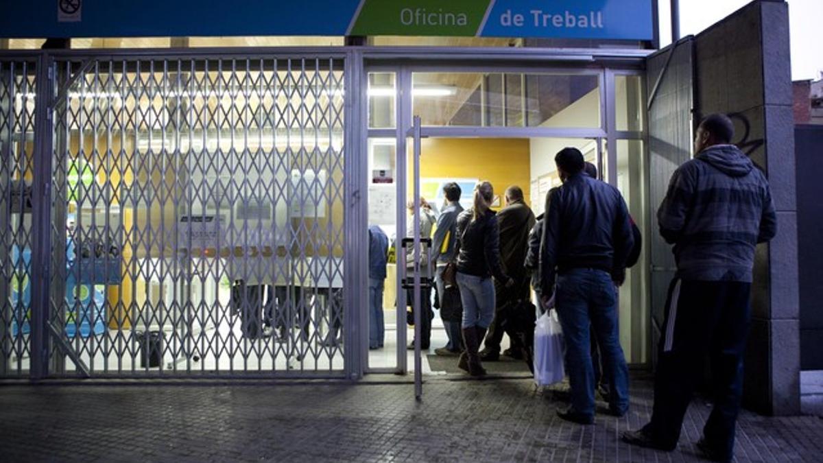 Cola de parados en la oficina del Inem de Terrassa.