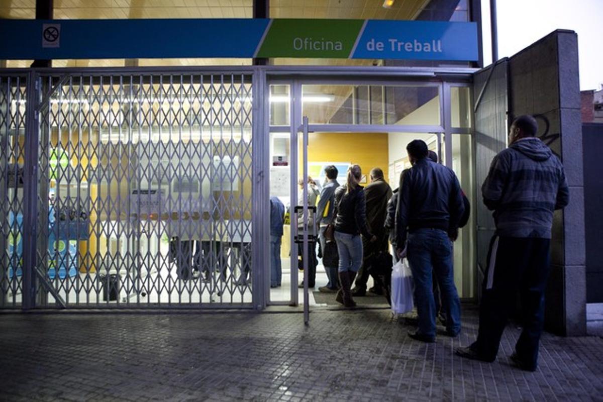 Cua d’aturats a l’oficina de l’Inem de Terrassa.