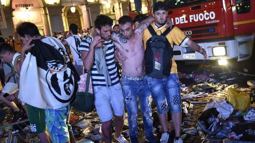 Momento de la estampida en San Carlo, con jóvenes atrapados. // Reuters