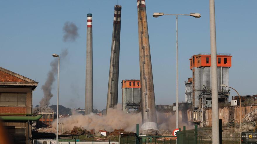 Adiós a las antiguas baterías de cok de Avilés: mañana finalizan los trabajos con las voladuras de las torres de carbón 1 y 2