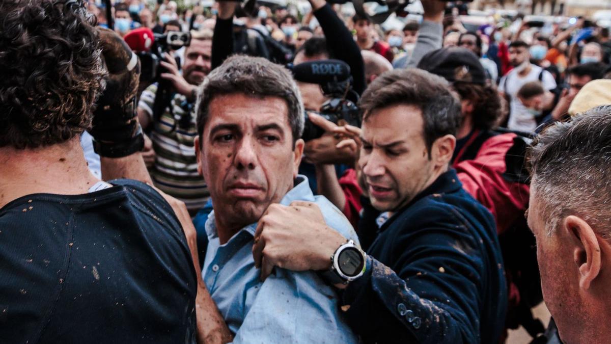 Carlos Mazón, entre una lluvia de barro en el estallido de indignación durante la visita real a Paiporta.