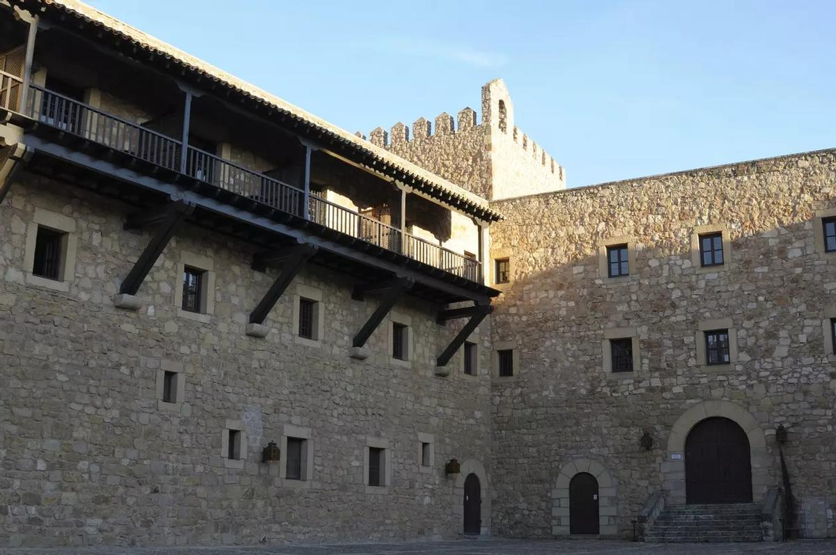 El castillo, hoy Parador, fue residencia de obispos en época medieval.