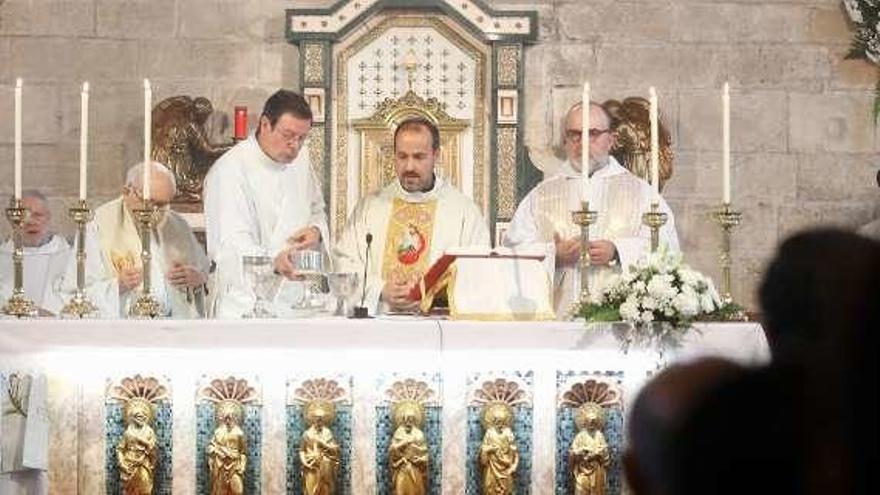 Sacerdotes naturales de Avilés que desarrollan la labor pastoral fuera de la villa, ayer, durante la procesión de San Agustín.