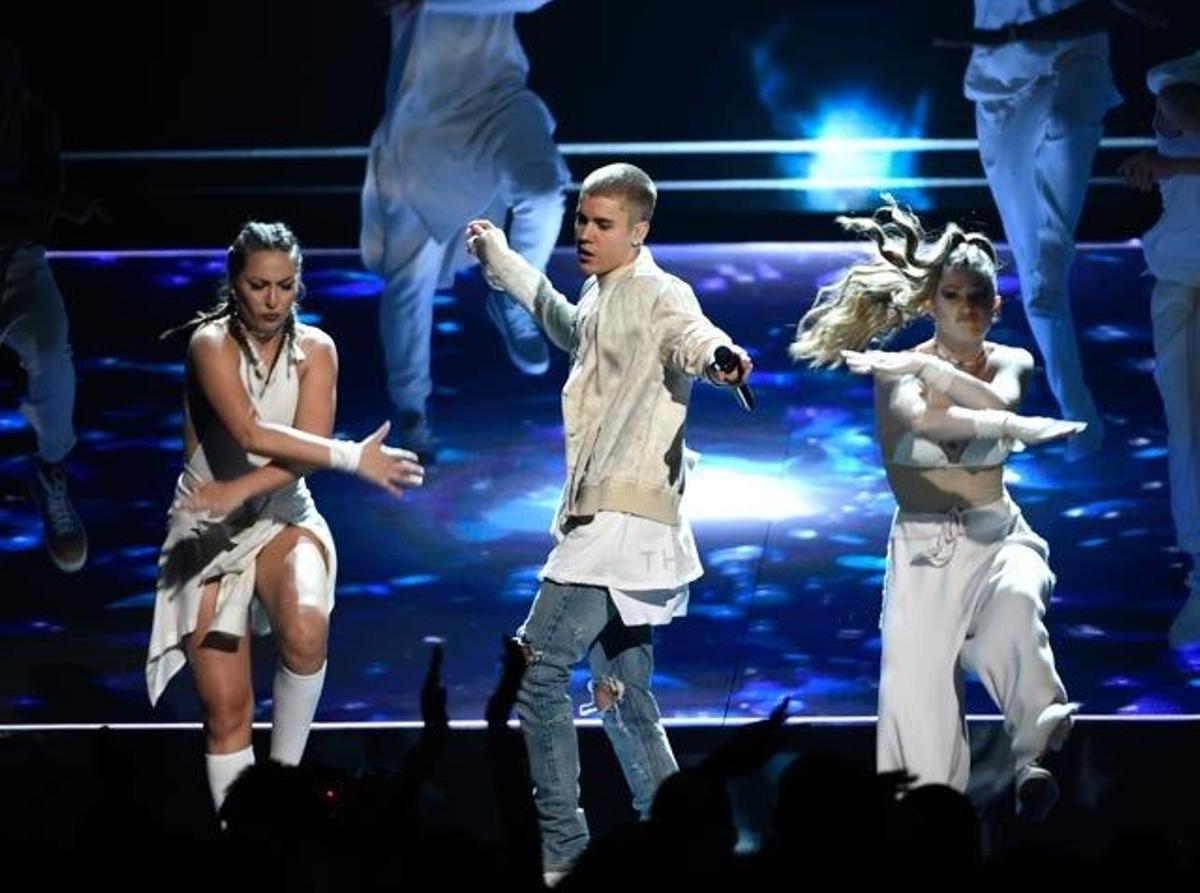 Justin Bieber, durante su actuación en los Billboard Music Awards.