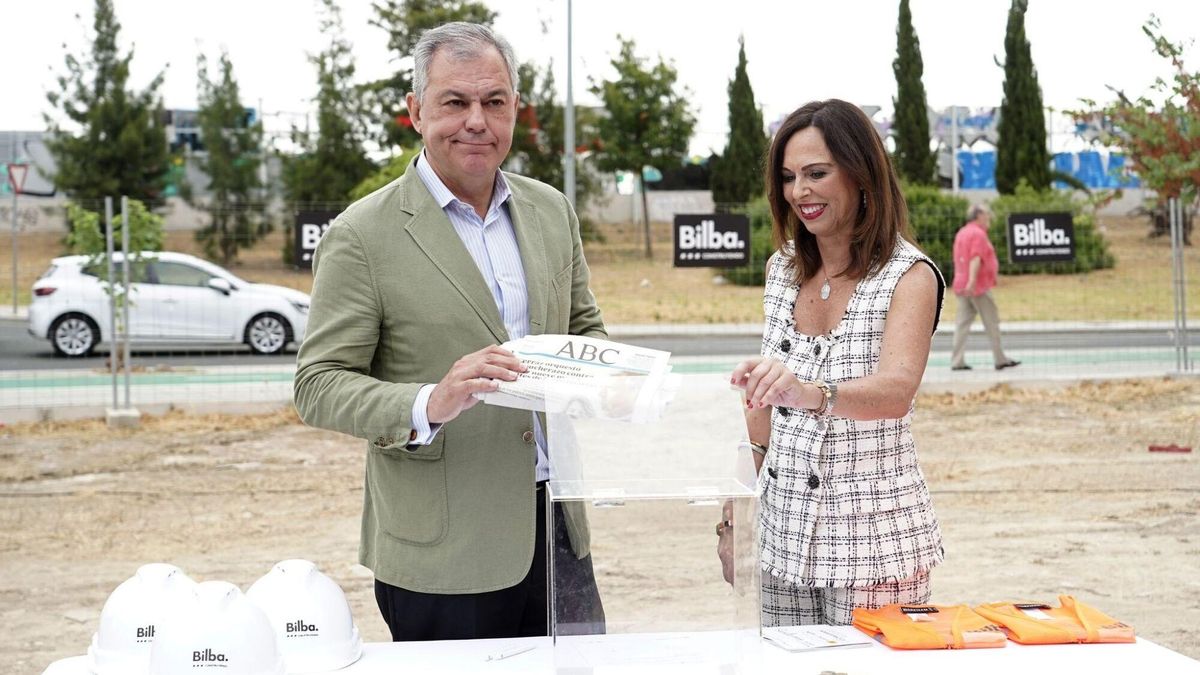08/07/2025 La consejera de Fomento, Articulación del Territorio y Vivienda, Rocío Díaz, junto al alcalde de Sevilla, José Luis Sanz, en el acto de colocación de la primera piedra de la promoción de 32 viviendas protegidas en Residencial Miralta. SOCIEDAD JUNTA DE ANDALUCÍA