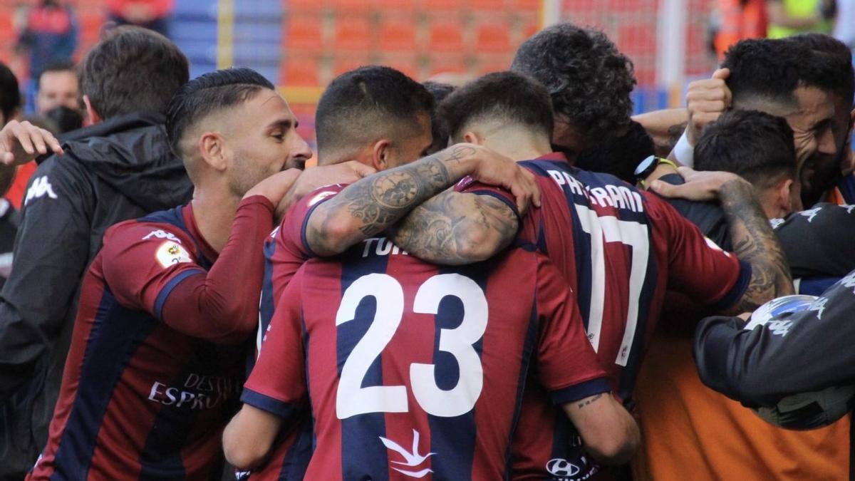 Jugadores del Extremadura, celebrando un gol.