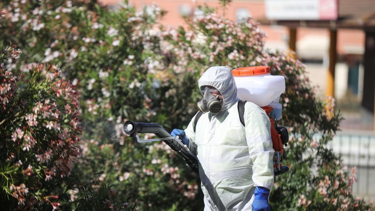 Un operario inician las labores de fumigación y el tratamiento de imbornales contra el mosquito para prevenir el Virus del Nilo.