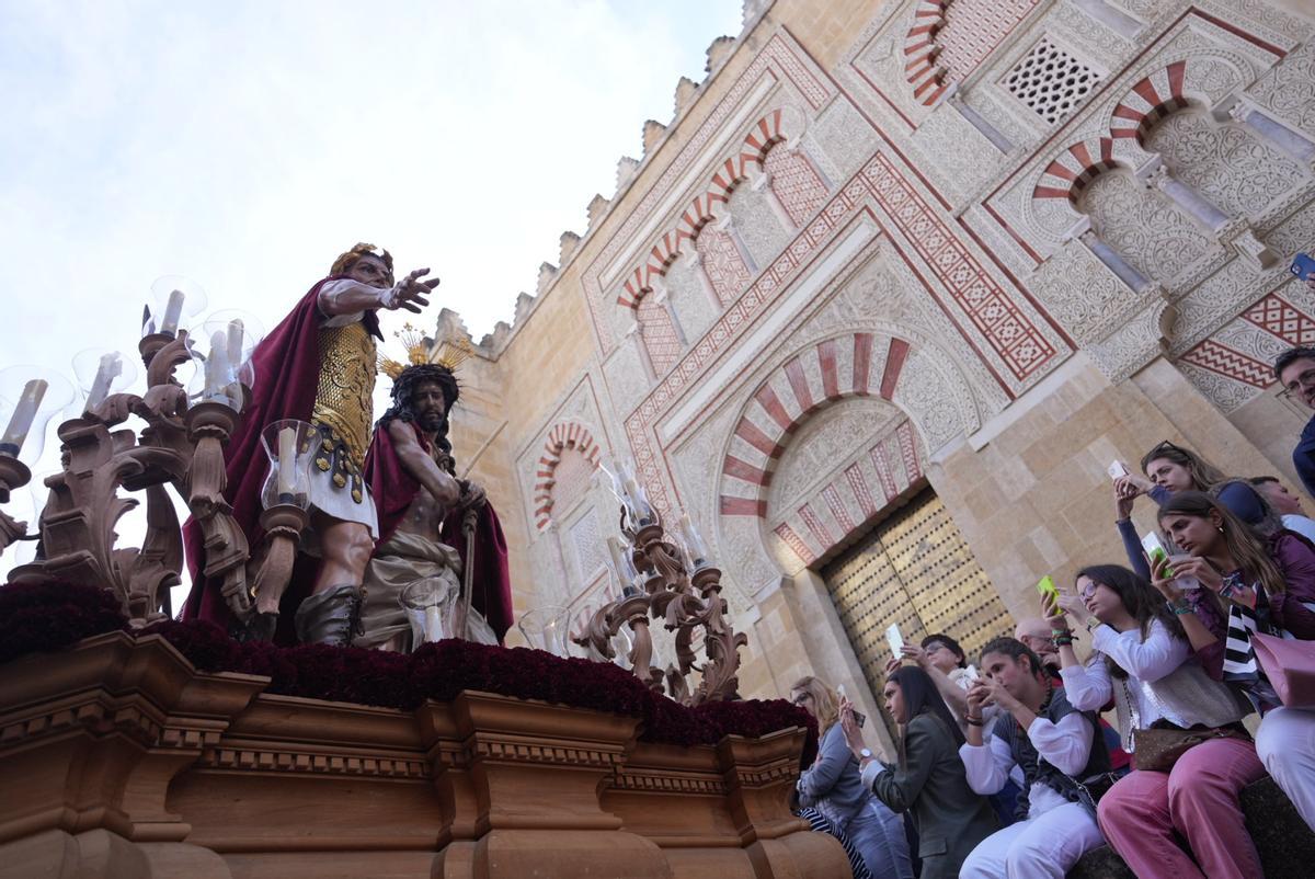 La salida procesional de la Presentación al Pueblo de Jesús de los Afligidos, en imágenes