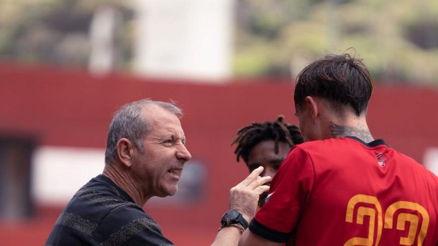 Fabián Rivero da instrucciones a sus futbolistas. |