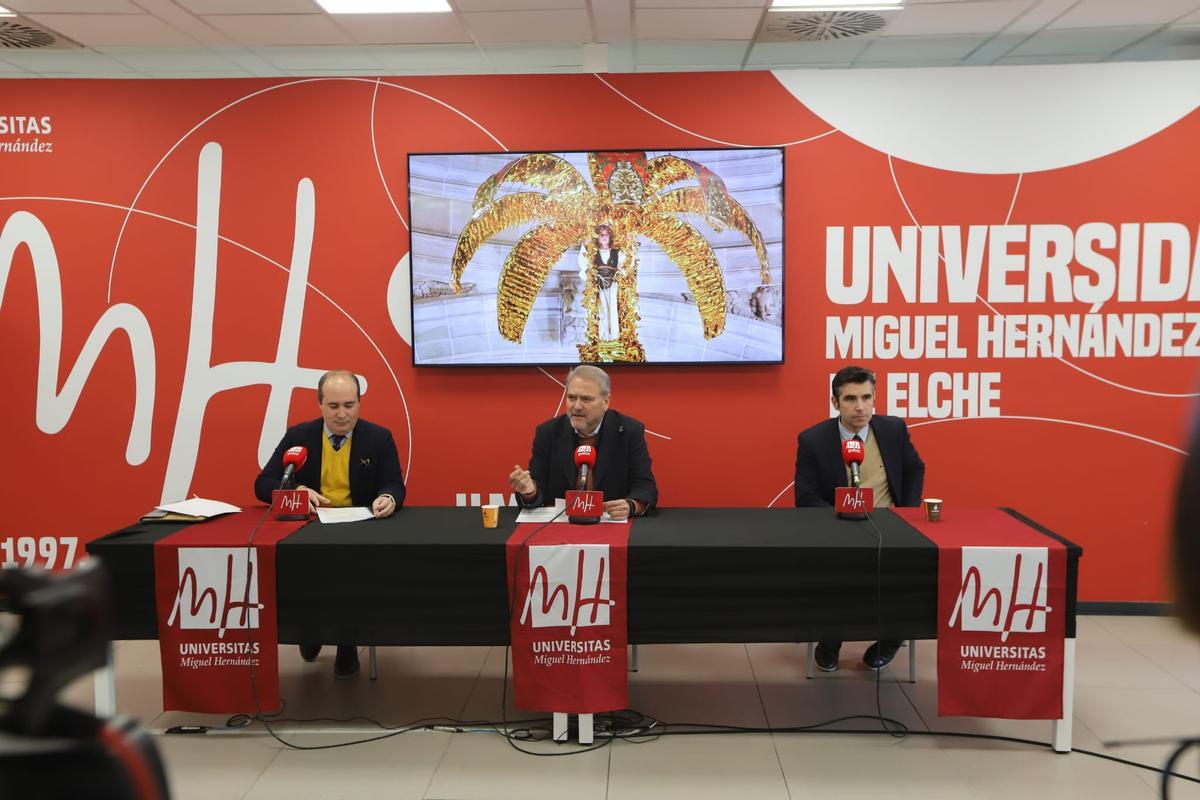 El anuncio de la presentación de la candidatura del Misteri a los premios Princesa de Asturias se ha realizado en el aula Plaça de Baix.