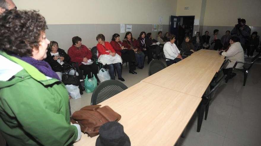 Una asamblea de trabajadores en la fábrica Conservas Guau. // Iñaki Abella
