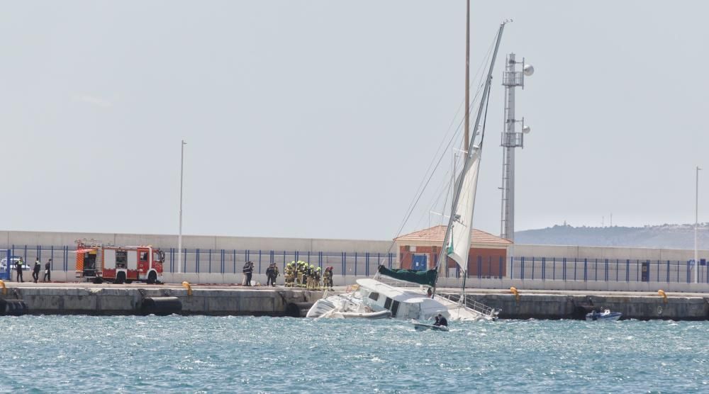 Un herido al arder un catamarán en el Puerto de Alicante
