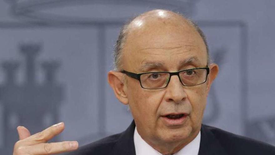 Cristóbal Montoro, ayer, tras la reunión del Consejo de Ministros.