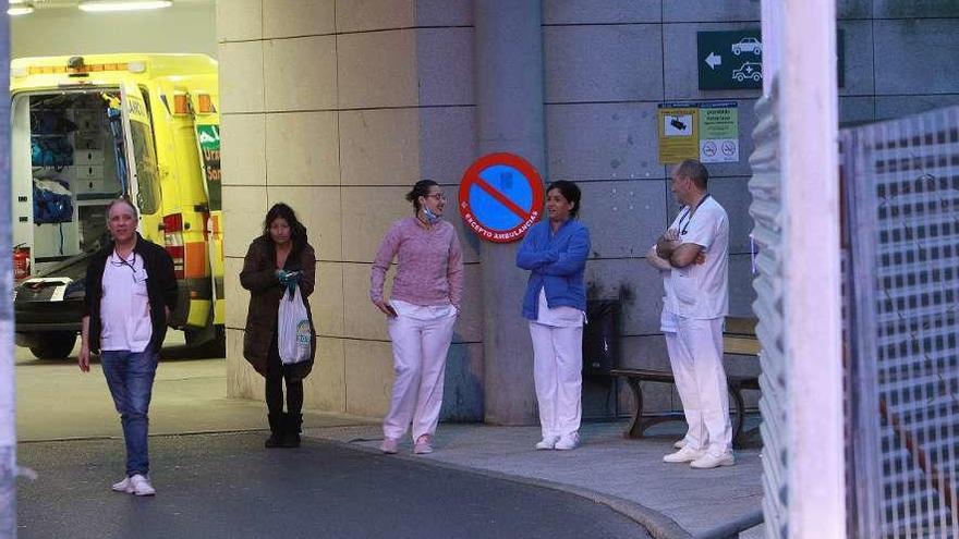 Enfermeras del CHOU, en la entrada del servicio de Urgencias. // Iñalki Osorio
