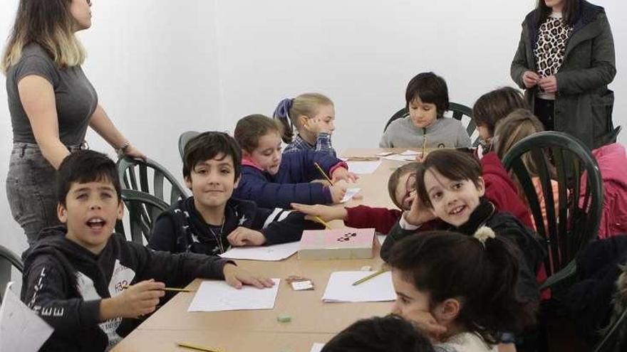 Niños asistentes al taller que arrancó ayer. // Bernabé