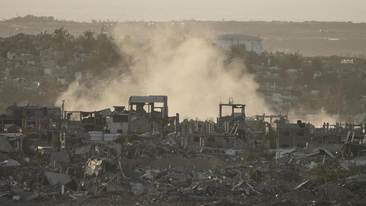 Una columna de humo, durante un bombardeo de Israel sobre la Franja de Gaza.
