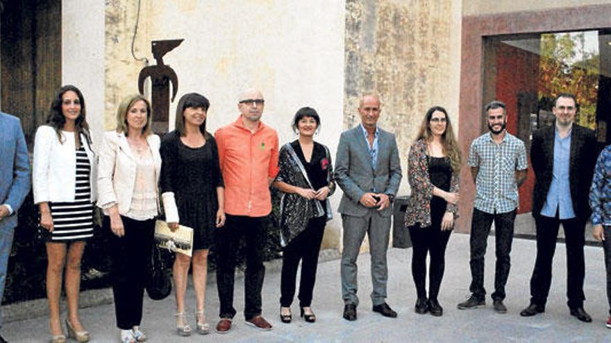 Foto de familia de los premiados con los representantes políticos asistentes a la gala.