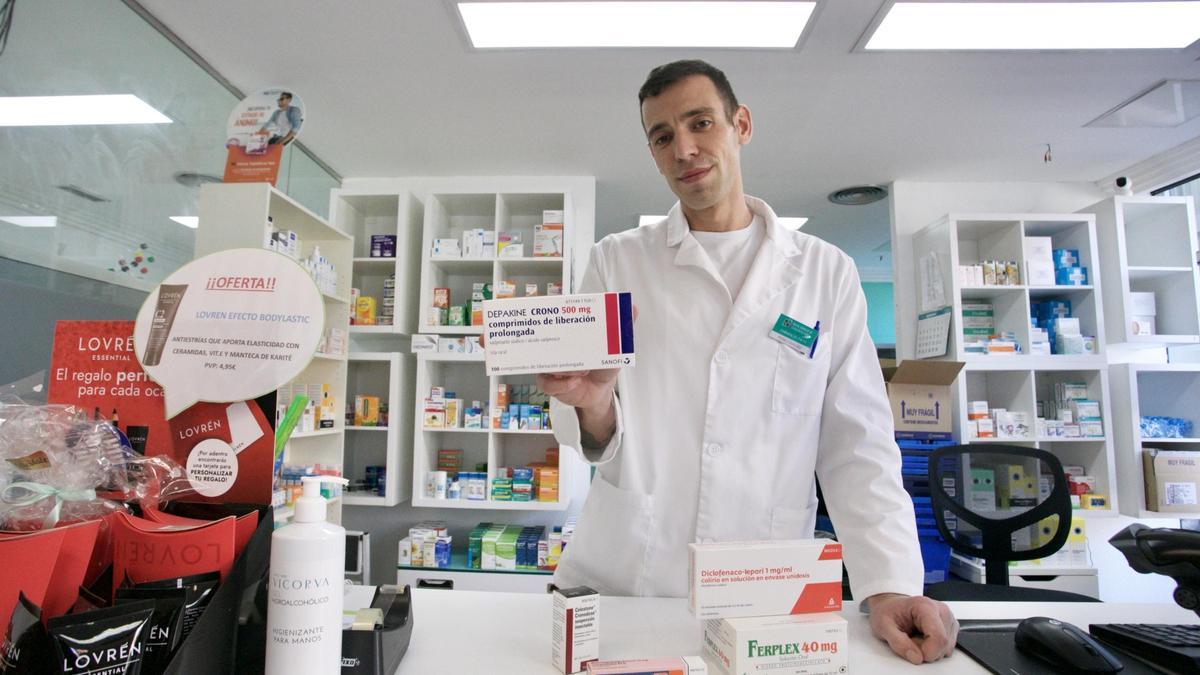 Un trabajador de la farmacia de la Plaza Juan XXIII de Murcia enseña una caja de Depakine, uno de los medicamentos que escasea en todo el país