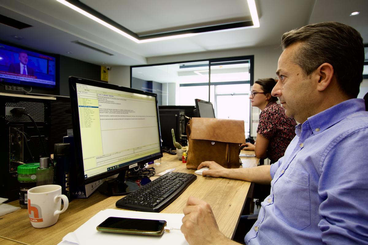 El presentador estrella turco Irfan Degirmenci se prepara para los informativos de la tarde.