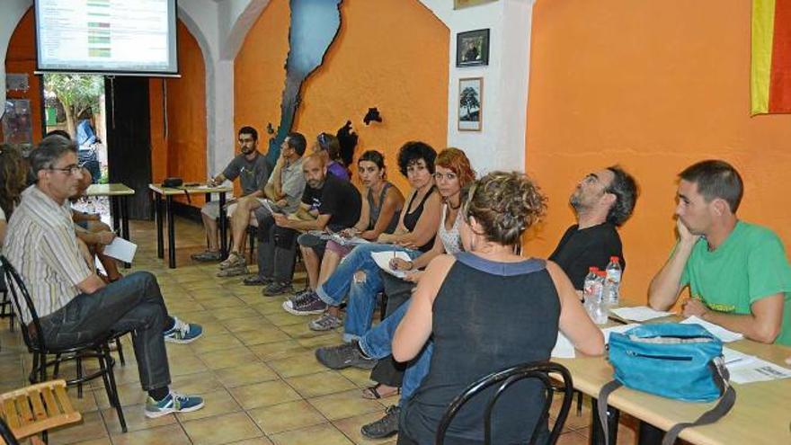 Militants de la CUP durant una de les assemblees permanents setmanals al Casal Panxo de Berga