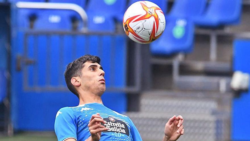 Diego Villares, en el entrenamiento de ayer en Riazor. |  // CARLOS PARDELLAS