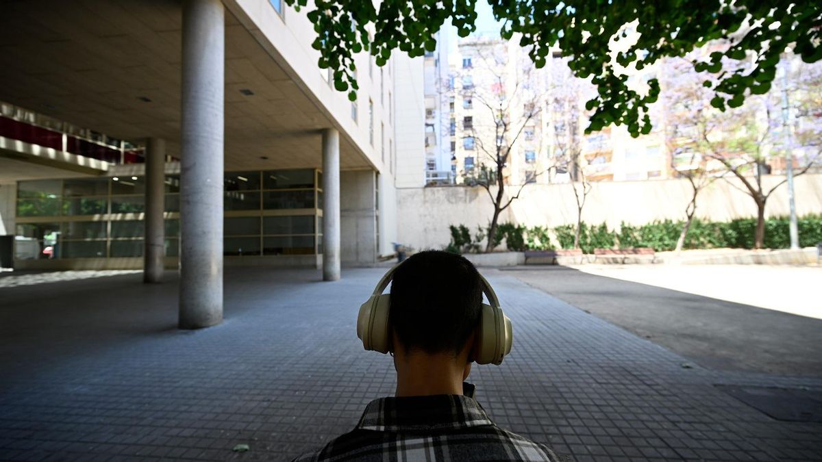 Un joven escucha música en el interior de manzana dedicado a Constança d'Aragó.