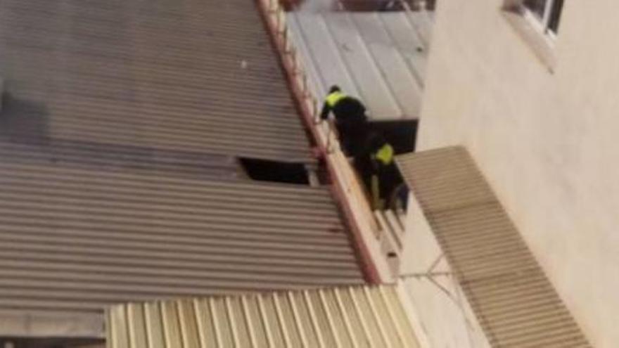 Un policía local de Xàtiva cae desde seis metros al tratar de acceder a un piso en llamas