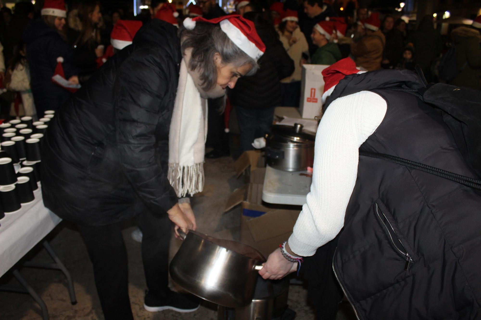 Villaviciosa 'descorcha' la Navidad con un brindis multitudinario