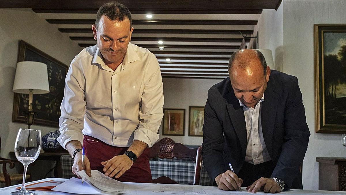 Requejo y Barrios firman el acuerdo para gobernar juntos durante el mandato. |