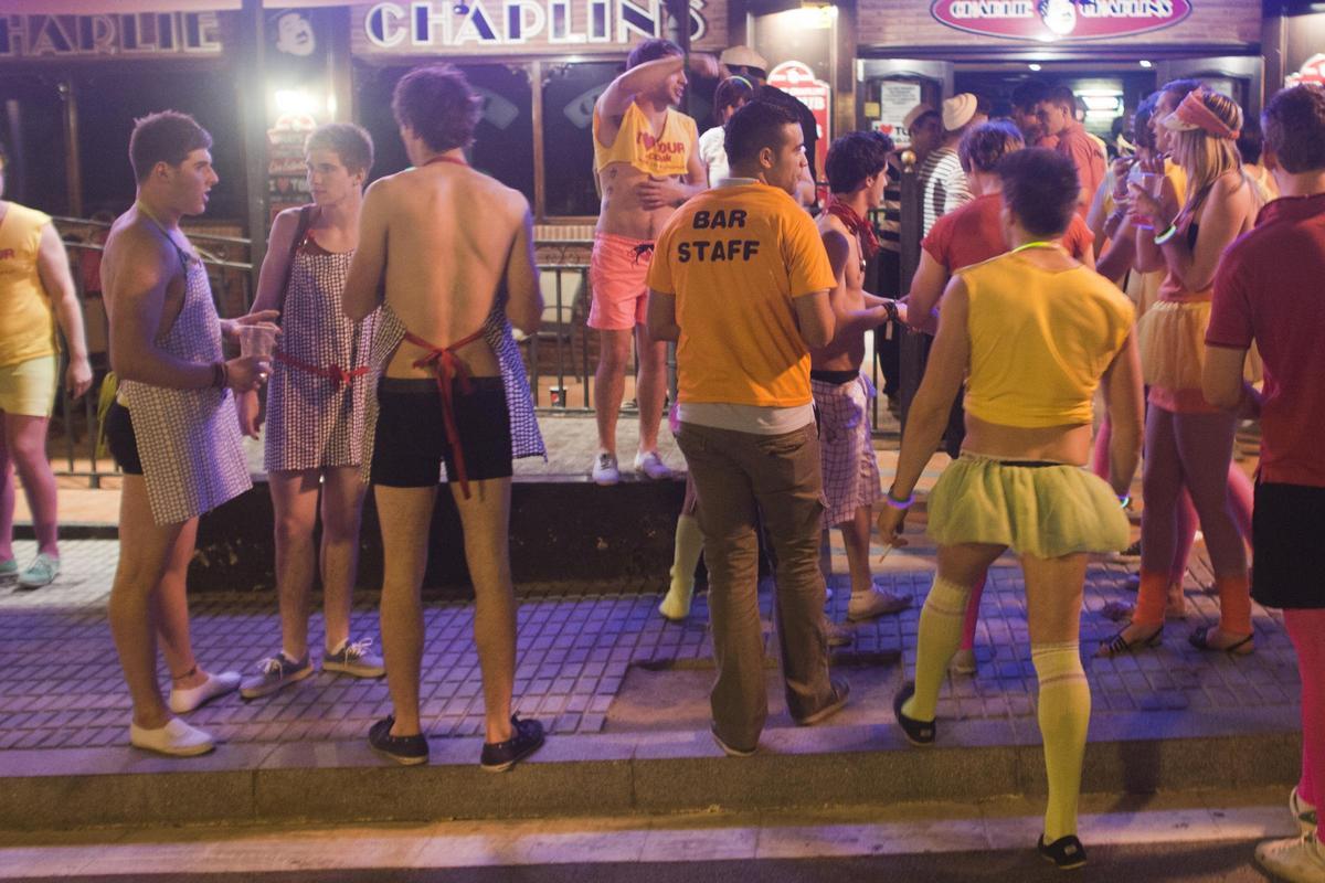 Jóvenes en calzoncillos y disfrazados en el Saloufest de 2011.