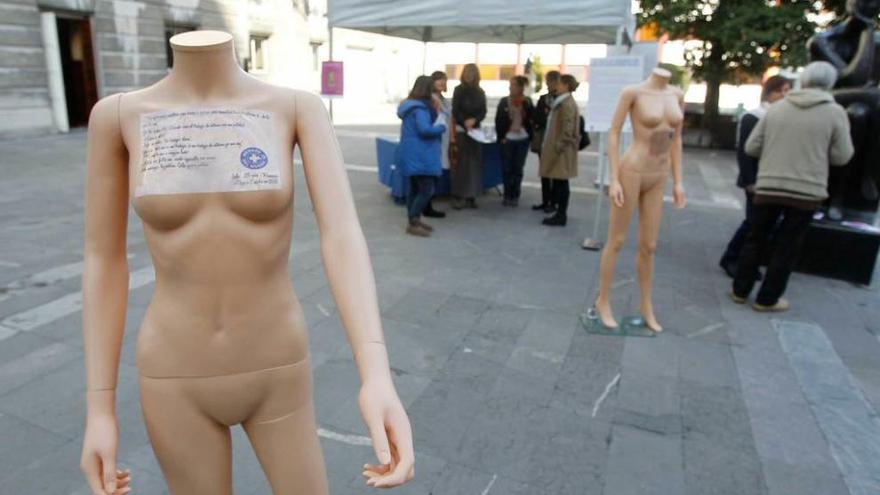 Maniquíes informativos e instalación sobre la trata de personas en la plaza del Carbayón.