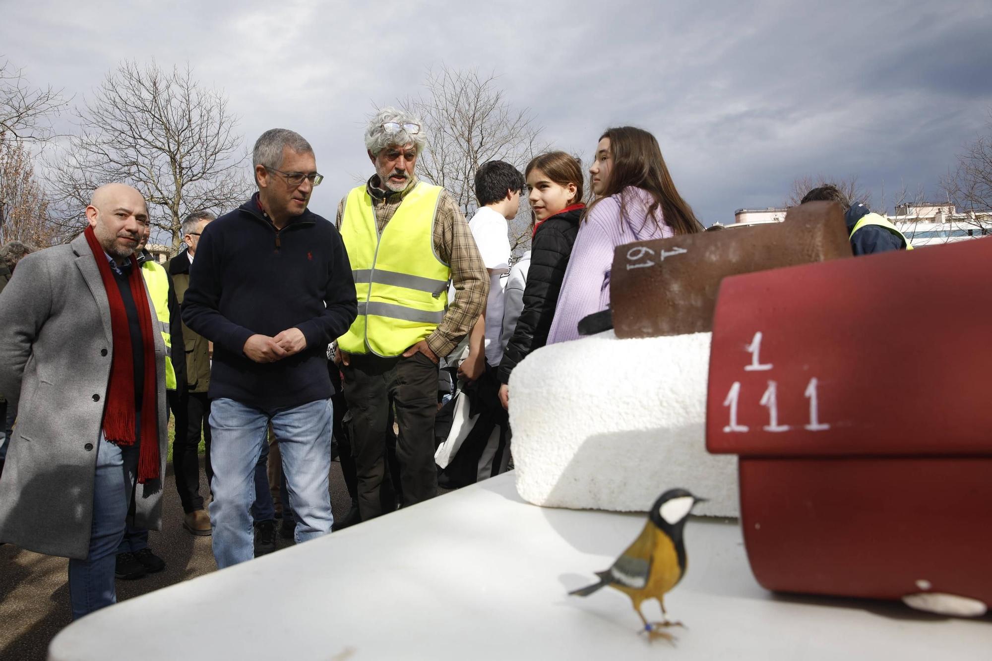 El secretario de Estado Hugo Morán participa en la plantación de minibosques en Gijón (en imágenes)