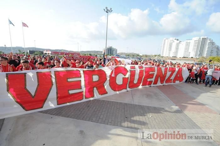 Tensión en la puerta de Nueva Condomina