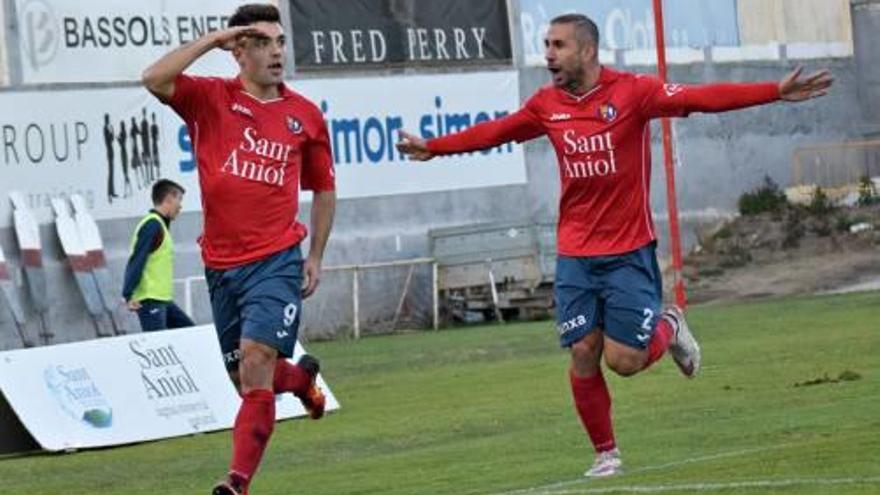 Jose Martínez, a la dreta, corre a felicitar Marc Mas.