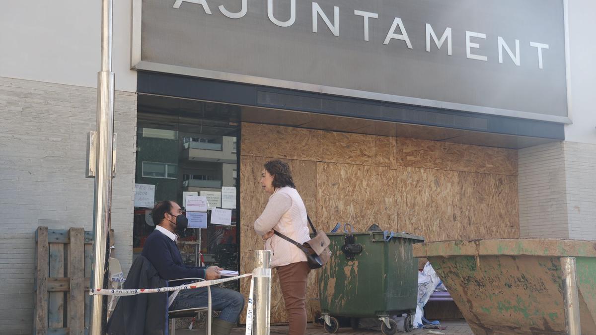 El edificio consistorial de Sedaví continúa cerrado por los desperfectos tras la dana.