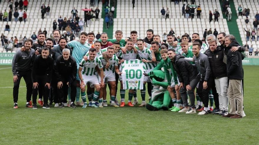 Antonio Casas, en el centro de la imagen, celebra su centario junto a la plantilla y cuerpo técnico del Córdoba CF.