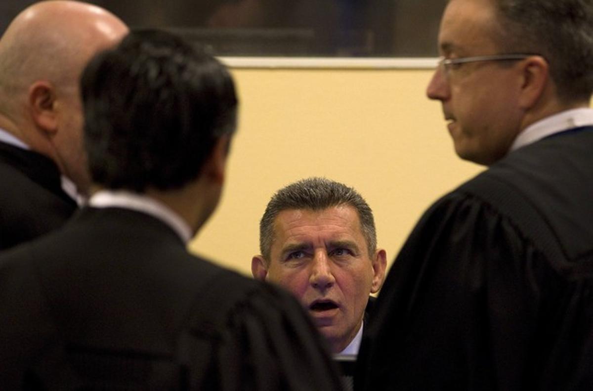L’exgeneral croat Ante Gotovina parla amb els seus advocats, aquest divendres, durant el judici del Tribunal Penal Internacional per a l’Antiga Iugoslàvia, a l’Haia. L’exgeneral croat Ante Gotovina parla amb els seus advocats, aquest divendres, durant el judici del Tribunal Penal Internacional per a l’Antiga Iugoslàvia, a l’Haia.