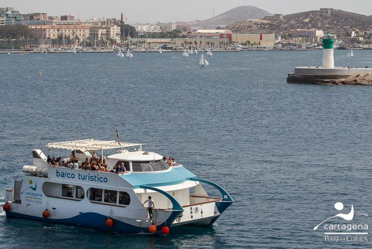 El barco turístico que hace la ruta por Cartagena