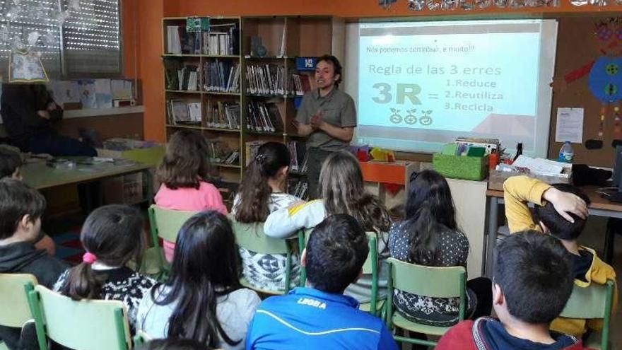 El técnico de Medio Ambiente con los alumnos del colegio Laredo.