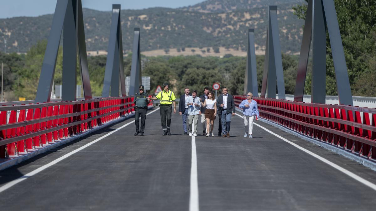 Isabel Díaz Ayuso inaugura los tres nuevos puentes construidos tras la DANA de 2023.