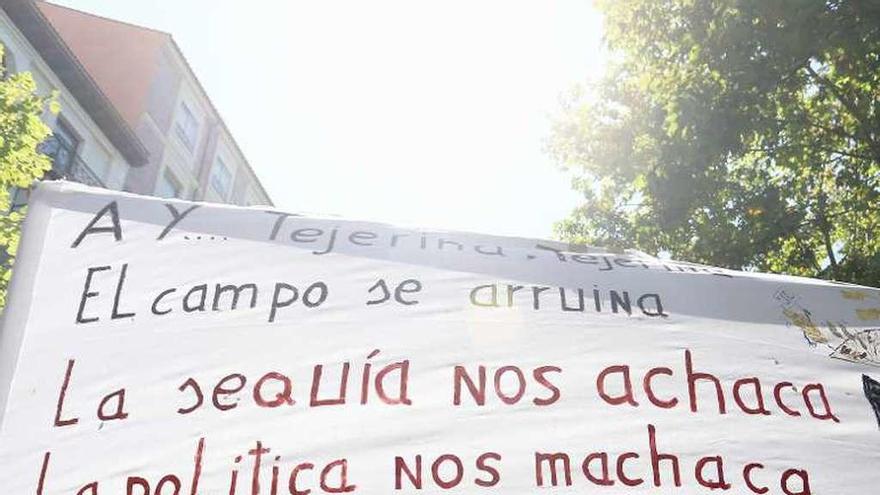 Agricultores, en Valladolid, en protesta por la falta de ayudas al campo.