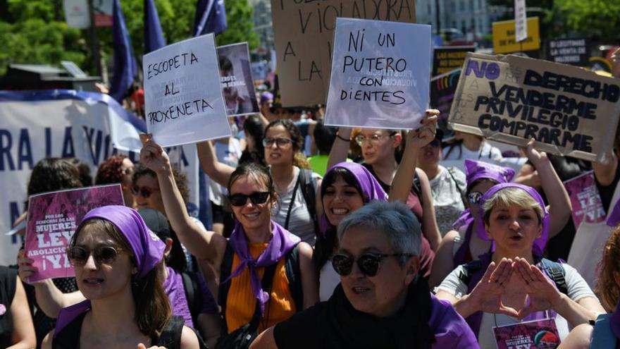 La llei antiprostitució que impulsa el PSOE no inclou mesures per a les dones